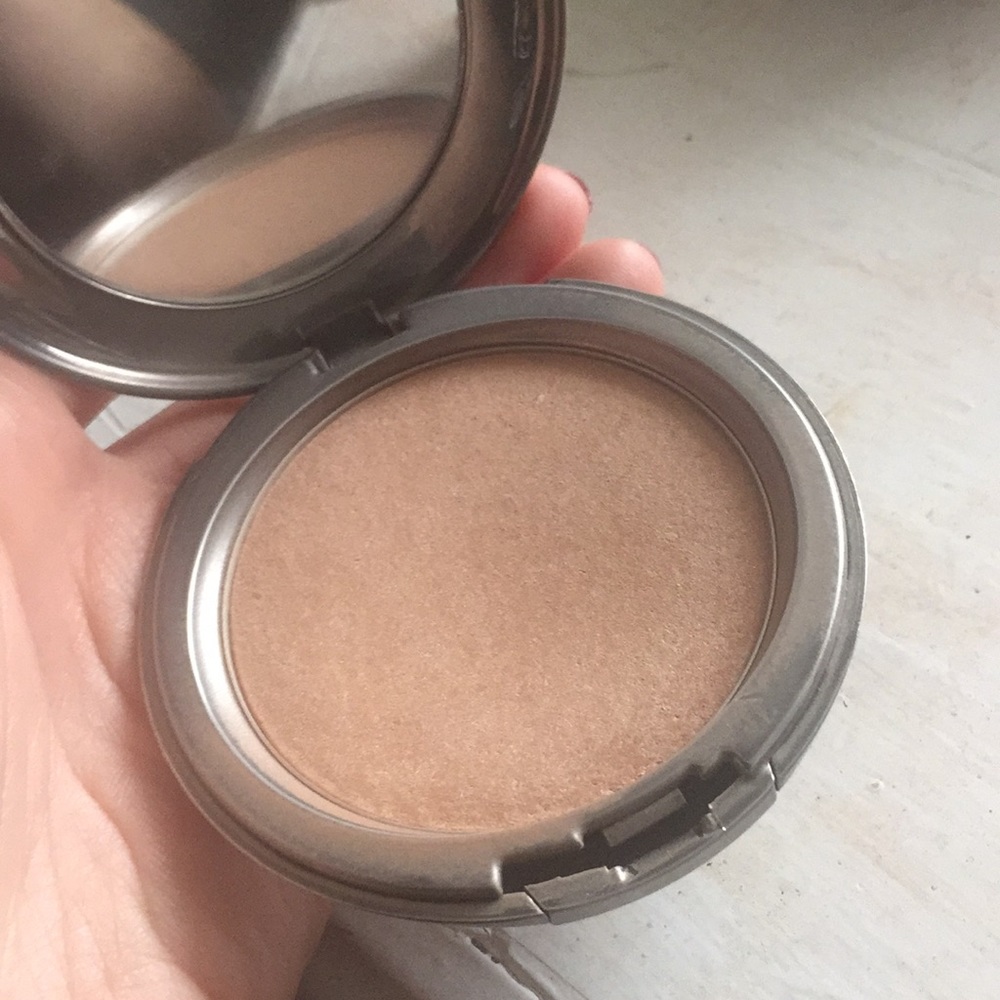 Cover FX highlighter in sunlight